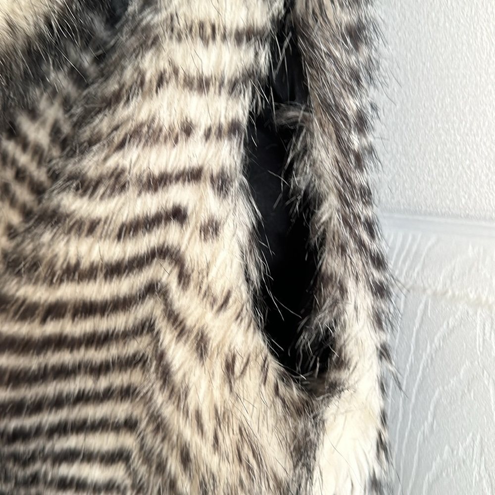 Jack Faux fur vest. Size M. Black and white   EUC - Picture 4 of 10